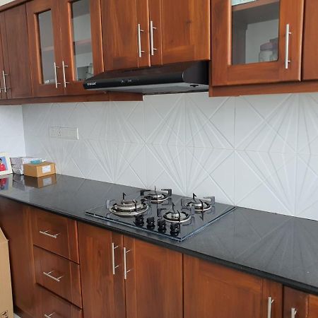 New 2 Bedroom Apartment, 100M Away From The Beach 마운트 라비니아 외부 사진
